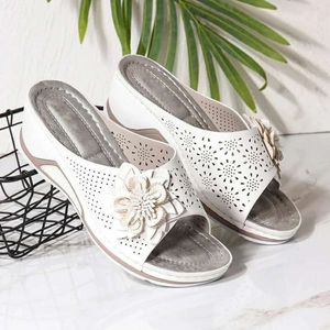 Gai Damskie Kapcie Casual Flower Hollow Wedge Beach Buty plażowe Outdoor Mash