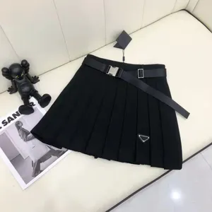 Vestidos casuais básicos mulheres saias curtas designer menina saia plissada moda combinando triângulo invertido decoração verão vestido magro 4wmh8