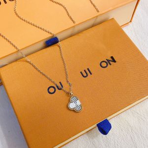 Four Leaf Grass Necklaces For Women Luxury Pendant Necklace Party Trip Long Chain 18k Gold-plated Designer Jewelry Popular Fashion Brands Selected Women's Gifts