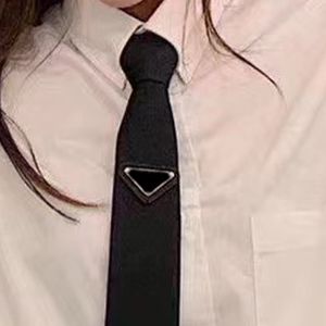 Cravatte alla moda per uomo e donna Designer di lusso Prad Tie P Triangolo rovesciato Modello Lettere Cravatte in seta Pelliccia Cravatte tinta unita Cravatta per feste