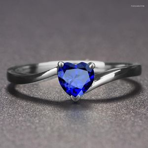 Bröllopsringar lyx Silverfärg Ring hjärtform Röd blå kristallengagemang för charm kvinnor mode smycken grossist gåva