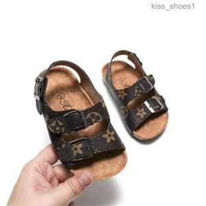 22-35 Fullständiga barn småbarn barnstorlekar pu läder sandaler pojkar flickor ungdom sommarskor platt sandal anti skid strand bad utomhus löpskor