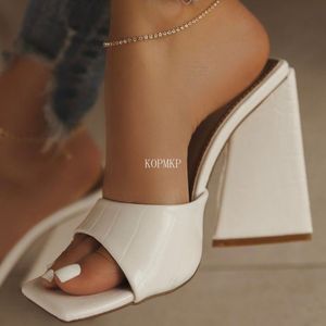 GAI SUMMER SEXY VIT TRIANGLE Tjock klack Sandaler klackar Street Woman Square Toes Dress Party Shoes for Women 230314 GAI