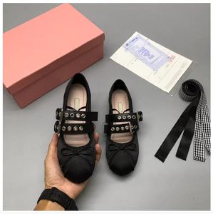 % 100 Deri Tasarımcısı Deluxe Bayan Bale Ayakkabısı tokalı kemer fiyonklu Düz Gündelik Yumuşak Tabanlar Düşük Topuk Hafif Baskı loafer'lar Slip-On
