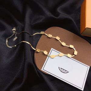 18k guldpläterade fyrkantiga blommahalsband utsökt design hänge halsband lyxiga smycken långa kedjor designer stil tillbehör utsökta gåvor älskare vänner vänner