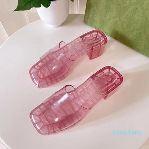 منصة النعال مصممة منخفضة الكعب الصنادل الشفافة PVC Women Fashion شفافة مفتوحة إصبع القدم أوقات الفراغ المنزل الحمام الحذاء الشاطئ