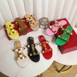 Zapatillas de tacón plano de marca de lujo sandalias de cuero con estilo cómodo femenino plano suave chanclas sandalias versátiles de desgaste de uñas