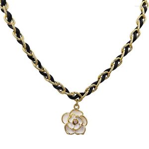 Choker Ajojewel Golden White Camellia Flower Black Leather Rope Halsband Korta kvinnliga damer smycken grossist Bijoux