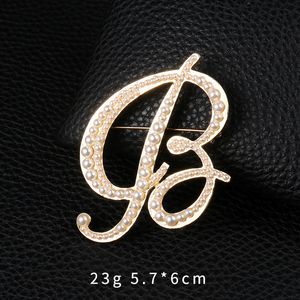 Marca 26 Letras iniciais A a Z Crystal Rhinestones pinos de broche Diy em pinos de peito de ouro Acessórios para roupas de suéter