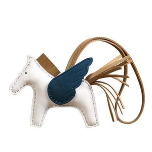 Catena di lusso di alta qualità in vera pelle di pecora Flying Pony Horse Portachiavi per le donne Charm Bag Pendant Car Mirror Holder Keychain242U