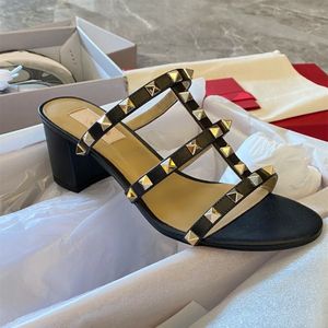 Pantofole di marca di lusso Rivetti a V Sandali Scarpe da spiaggia 2023 Moda estiva Donna Tacchi alti Scarpe da sposa Oro nero Solido Pantofola da donna in vera pelle con sacchetto per la polvere