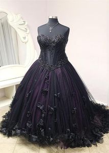 Abito da sposa gotico floreale nero vintage Fodera viola Abiti da sposa classici Scollo a cuore Applique di fiori di pizzo Corsetto di perline Abiti da sposa taglie forti