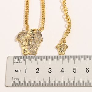 18k Gold Plated Pendant Necklace Luxury Brand Designers Face Präglade stämpel Fashion Women Love Halsband Bröllopsfest smycken gåva K681