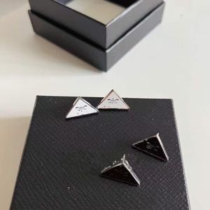 Stud Stud Tri-ângulo Símbolo Design Preto Branco Stud Mulheres Homens Carta Gravar Dangle Brincos Meninas Jóias De Casamento Agulha Presente Brincos Carta Mulheres 2024