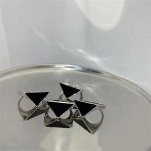 Metal Silver Plated Stora lyxringar Designer iögonfallande klassisk form Black Bague Homme Promise Ring for Women Wedding Ring Love Emamel Triangle ZB040 F4