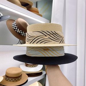Breda brimhattar 2023 Summer Korean Style Lafite Flat Top Randage Dekorativ metalllogotyp Solshade Straw Hat