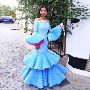 Himmelblå sjöjungfru aftonklänningar saudiarabien trumpet långa ärmar ruffles tiered trajes de flamenca prom klänningar mantel de soiree