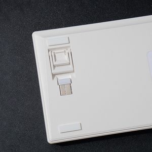 Tastaturen Yong Qiu 84 Mechanisches Tastatur-Kit Weiß Bluetooth Drei-Modus-Wireless 84-Tasten Hot-Swappable Kunststoff Maßgeschneidertes DIY-Kit