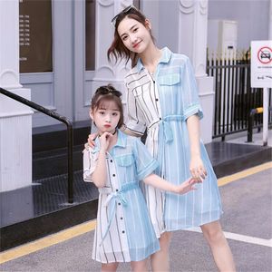 Familjmatchande kläder Mother Daughter Vertical Striped Shirt Kids Dresses For Girls Family Matching Clothing Clothes Outfit Mommy and Me Chiffon Dress 230316