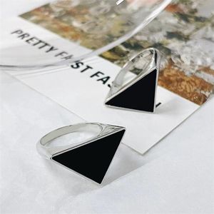 Vintage -Stil -Verlobungsring für Männer Schwarz Emaille Material Event Catching Rings Dreieck Form Silber Farbdesigner Ringe elegantes Ehering ZB040 F4
