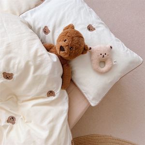 Sängkläder sätter 3st baby pojkar sängkläder set björn broderad barnsäng crib sängkläder set bomull koreansk baby sängkläder täcke täcke plåtpillowcase 230316