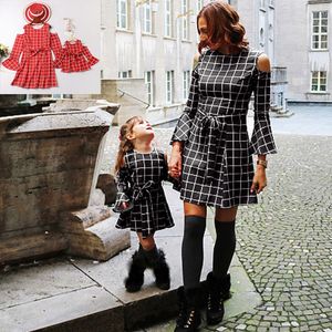 Familjsmatchande kläder Stropplös mamma och jag klär Family Mother and Daughter Dresses Matching Womens Baby Girls Print Plaid Party Dress Clothes Outfit 230316