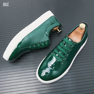 Scarpe eleganti Scarpe casual in pelle verniciata di alta qualità Scarpe da ginnastica stringate da uomo Scarpe in pelle con suola intagliata verde Hombres zapatos A15