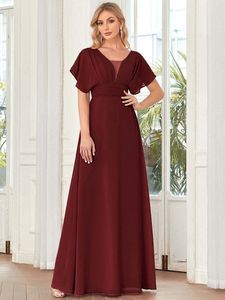 Festklänningar Eleganta aftonklänningar Dubbel V-ringning En flytande kjol och ruffle ärmar någonsin Pretty of Chiffon Bourgogne Bridesmaid Dress 230316