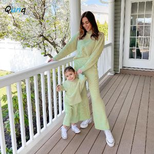 Familjsmatchande kläder Qunq Spring Parent-Child Outfits Fashion Rib Solid O Neck Long Sleeve Top Pants 2 Pieces Set Mother Daughter Matching Clothing 230316