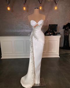 Abiti da ballo sexy a sirena senza maniche con scollo a V Appliques con paillettes Lunghezza al pavimento In rilievo Diamanti celebrità Abito da sera in raso Abiti da sposa Taglie forti Realizzato su misura