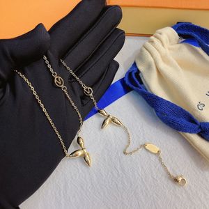 Gioielli di design di moda Collana con ciondolo da donna Gioielli di lusso a catena lunga placcato in oro 18k Amanti selezionati Regalo esclusivo di marca popolare