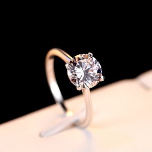 Ny Luxury Super Sparkling Zircon S925 Silver Ring Fashionabla och Charming Women Classic Design Ring Wedding Banket Jewelry Anniversary Gift