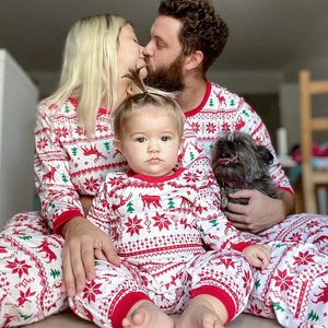 Familjsmatchande kläder Pajamas Set Christmas Family Matching Outfits Family Sleepwear Cartoon Elk Tree Snöflinga Tryckt Vuxen Kid PJ's Set Xmas -tyg 230316