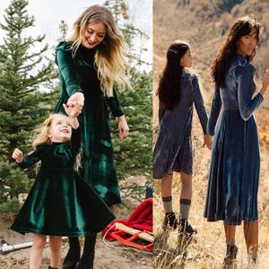 Familjmatchande kläder Autumn Mother Daughter Matching Dresses Family Set Long Sleeve Mom Baby Mommy and Me Clothes mode Women Girls Velvet Dress 230316