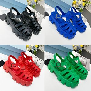 Topp kvinnliga lyxplattform Sandaler Summer Ladies Slides Designer Loafers Beach Footwear Fashion Triangle Round Toe Sandal Size 35-41