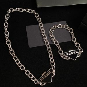 Colares de pingentes de triângulo espelhado múltiplas letras de moda pulseiras para mulheres colares de fivela escondida