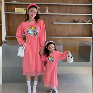 가족 일치 의상 가족 일치하는 의상 어머니 아이 레이스 소녀 한국 허리 스웨터 드레스 옷을위한 엄마와 딸 어퍼링 옷 230316