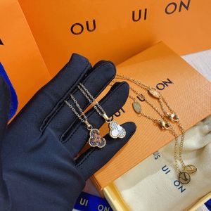 Kadınlar için dört yaprak çim kolye kolye kolye kolye parti gezisi uzun zincirler 18k altın kaplama tasarımcı mücevher popüler moda markaları seçilmiş kadın hediyeleri
