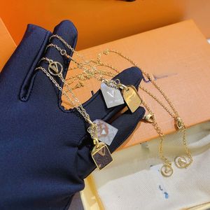 Европа Америка Мода Женщины Дизайн Ожерелья Искусственная кожа 18k золота на 925 серебряных ожерелья из нержавеющей стали Кокерская цепная буква