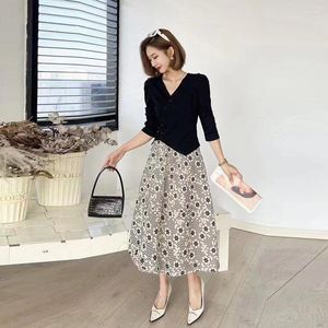 Skirts Flocking Jacquard Skirt Female 2023 Autumn Temperament Wild A-line Midi Pocket Casual Stitching Tutu