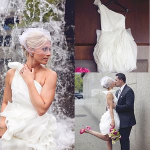2019 Sexig kort organza sjöjungfru bröllopsklänningar skiktade rufsar bröllop brudklänningar