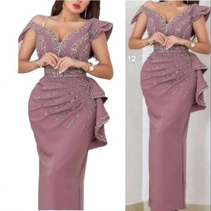 2023 Dusty Pink Sexy Arabic Dubai Prom Dresses Off Shoulder Silver Crystal Beads Cap Sleeves Plus Size Party Evening Gowns Wear Sheath Ruffles Floor Length