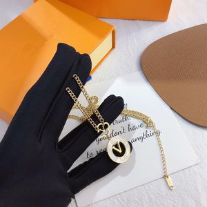 Designer Deluxe Pendant Necklaces Exquisite Fritillaria Necklace High End Style Jewelry Long Chains 18k Gold Plated Selected Gift Family Friends Lovers Birthday