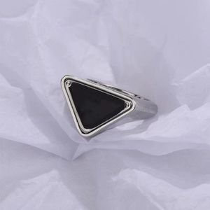 Schwarzes Dreieck Form zarter Designerring Dicke glänzende Emaille -Buchstaben Muster Unterscheidbarer Luxusring Silber Farbe Verlobungsring Mode coole ZB040 E23