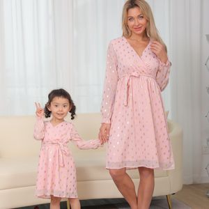 Família, roupas de combinação da primavera, mãe, filha combinando vestidos de família conjunto mãe bebê mamãe e eu roupas de manga comprida Moda de gola em V Girls vestidos 230316