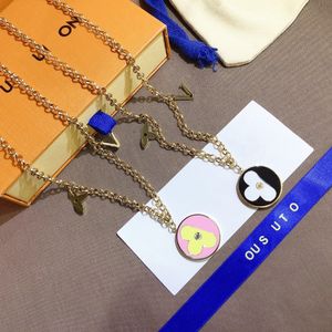 Luxury Multicolor Necklaces Delicate Design Floral Pendant Necklace Fashion Pink White Long Chain Selected Women Designer Jewelry Accessories Love Gift Winter