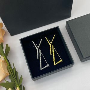 Роскошные дизайнерские мужчины женские штифты брошит золотые серебряные буквы для броши для костюма для костюма