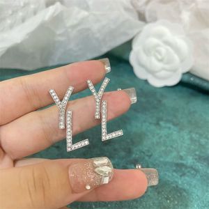 Popularny projektant kolczyków dla kobiet Ohrringe litery metal luksusowy zaręczyny na panny młodej dziewczyna moda moda diamentowy kolczyk Jewlery ZB033 F23