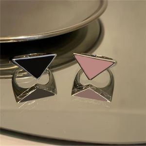 Letras simples Triângulo Shape Black Love Ring Para mulheres Tamanho Ringos românticos Ringos de casamento prata Material de esmalte exclusivo anéis de noivado