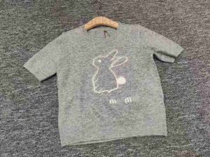 Kvinnors t-shirt designer 2023 sommar ny mode söt bokstav jacquard spikade pärla härlig kanin rund hals kort ärm topp 9smx